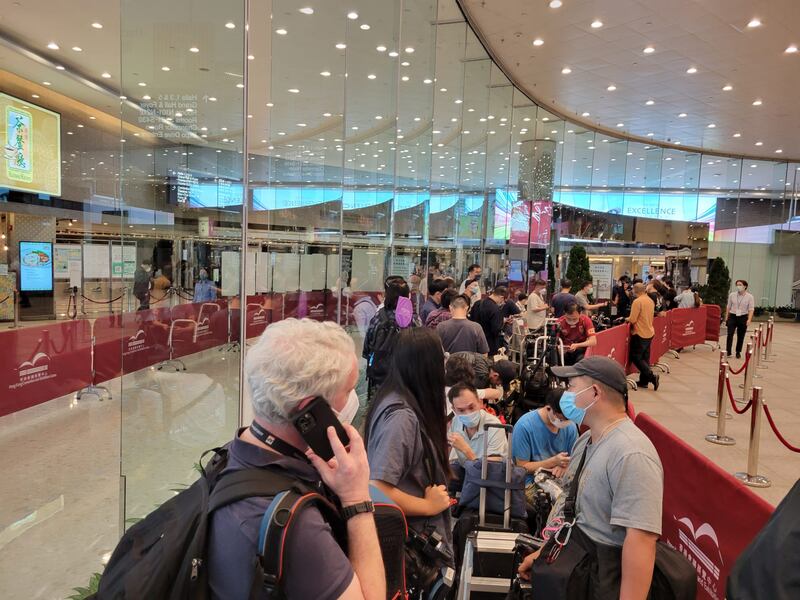 李家超造勢大會不開放民眾參加，亦有不少限制。包括只准獲邀傳媒機構所派出的代表進場，出席傳媒代表在登記時需出示身份證以核對身份，所有進場人士需通過安檢。（石頭 攝）