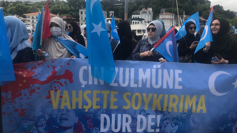 5-ئىيۇل ئۈرۈمچى قەتلىئامى ھەققىدە ئىستانبۇلدا ئېچىلغان نامايىش ۋە ئاخبارات ئېلان قىلىش يىغىنىدىكى نامايىش قىلىۋاتقان ئۇيغۇر ئاياللار، 2023-يىلى 5-ئىيۇل