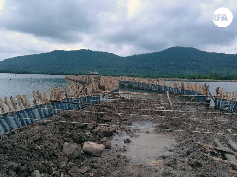 បង្គោល​ឈើ​ដែល​ត្រូវ​បាន​គេ​បោះ​ចូល​ទៅ​ក្នុង​ផ្ទៃ​បឹង​កង្កែប នៅ​ឃុំ​រាម ស្រុក​ព្រៃនប់ ខេត្ត​ព្រះសីហនុ កាល​ពី​ថ្ងៃ​ទី​ទី​១៧ ខែ​មីនា ឆ្នាំ​២០១៧។ RFA/Den Ayuthyea