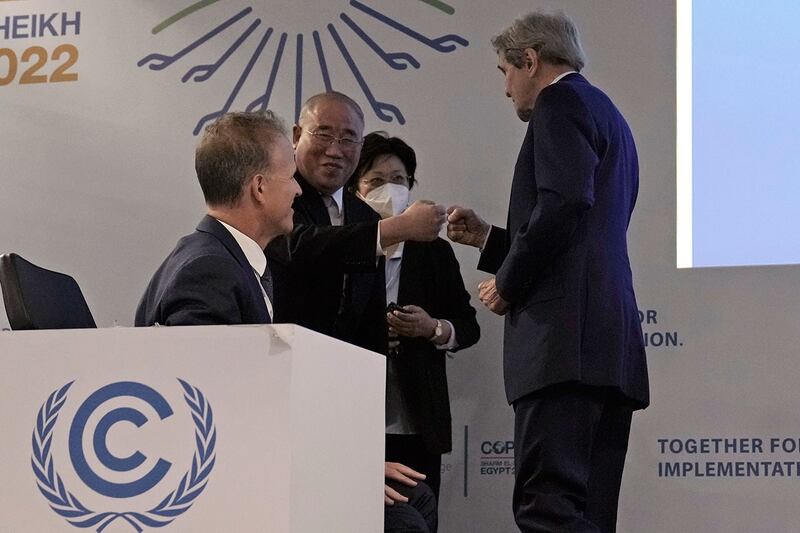 2022 年 11 月 17 日，美国气候特使约翰-克里与中国气候问题特使解振华在在埃及沙姆沙伊赫召开的联合国气候峰会COP27会议上。（美联社）