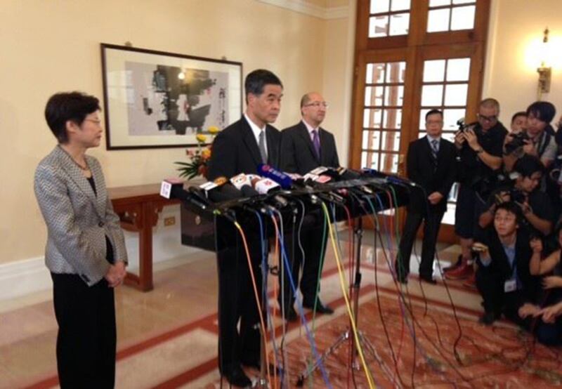 2014年10月16日,行政長官梁振英宣布,希望最快下周與學聯重啟對話,但對方不要提出撤回人大常委政改框架的要求。(林靜攝)