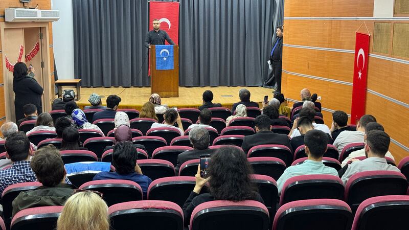 ئاسارەتتىكى تۈرك يۇرتى شەرقىي تۈركىستان دېگەن تېمىدا ئېچىلغان يىغىندا تۈركولوگ يازغۇچى رائۇپ كۈسە ئەپەندى سۆزلىمەكتە. 2024-يىلى 12-ماي، ئىستانبۇل.