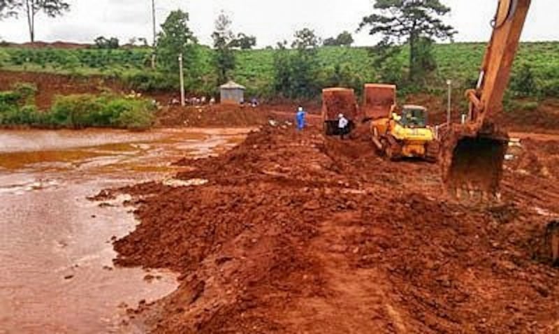 Công ty TNHH MTV Nhôm Lâm Đồng đã điều xe đào và xe ben chở đất đến để đắp ngăn chặn không cho bùn đỏ tiếp tục tràn xuống phía dưới (báo NLD)