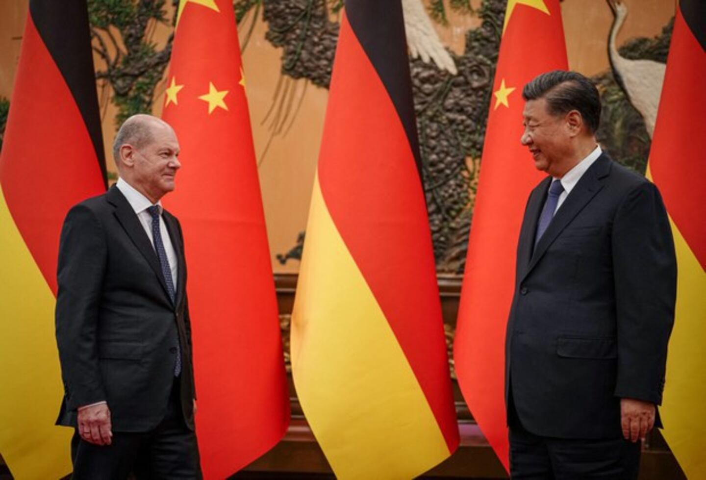 为赚人民币 德总理朔尔茨宁成