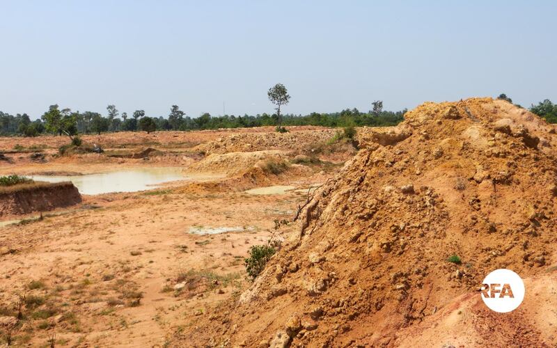 កន្លែង​ដែល​ក្រុមហ៊ុន គិត សុទ្ធារិទ្ធ ជីក​ដី​បក​យក​ខ្សាច់​ទំហំ ៧​ហិកតារ នៅ​ភូមិ​ព្រំកុដ្ឋ ឃុំ​បល្ល័ង្ក ស្រុក​ប្រាសាទបាគង ខេត្ត​សៀមរាប ថ្ងៃ​ទី​១៥ ខែ​មីនា ឆ្នាំ​២០១៧។ 