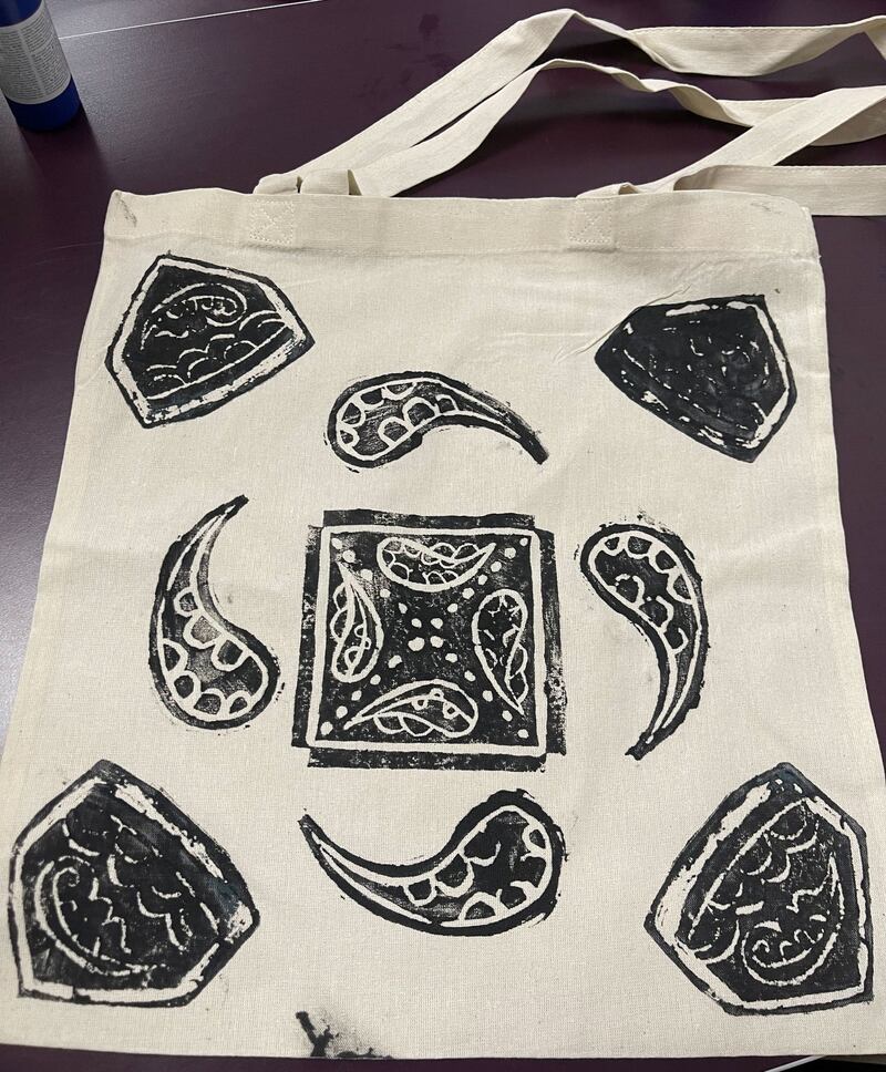 «ئۇيغۇر سەرگەزچىلىك ھۈنىرى بىلەن تەربىيىلەش كۇرسى» دا ئۇيغۇر ياشلىرىنىڭ ماتا رەختلەرگە تەبىئىي بوياقلار بىلەن گۈل بېسىش ھۈنىرىنى ئۆگىنىش مەھسۇلاتىدىن كۆرۈنۈش. 2024-يىلى، مارت، سىتوكھولم، شىۋېتسىيە.