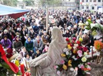 Vietnamese_Catholics_ToaKhamSu2_200.jpg