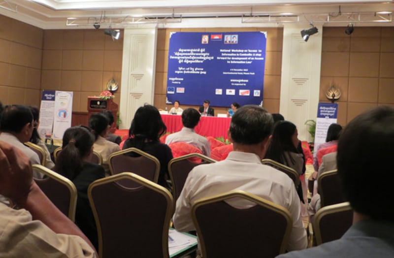 សិក្ខាសាលាជាតិអំពីសិទ្ធិទទួលព័ត៌មាន នាសណ្ឋាគារអ៊ីនធើខនធីណិនថល (InterContinental Hotel) រាជធានីភ្នំពេញ កាលពីថ្ងៃទី៤ ខែធ្នូ ឆ្នាំ២០១៣។