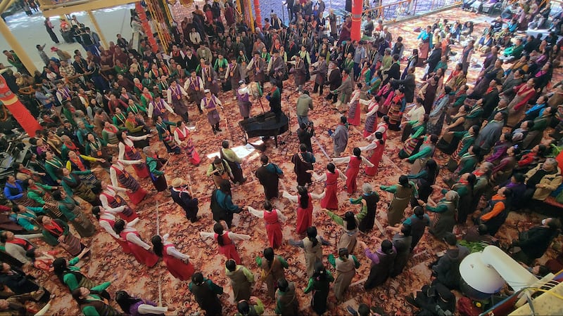 བརྟན་བཞུགས་གྲུབ་མཚམས་སྒྱུ་རྩལ་བ་རྣམས་ཀྱིས་ཞབས་བྲོ་བསྐྱོན་བཞིན་པའི་རྣམ་པ། ༢༠༢༦།༡༠།༢༡