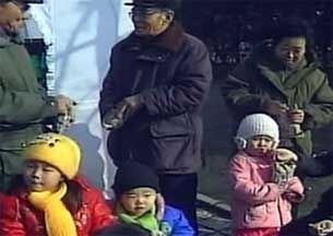땅콩을 배급 받은 평양시민들이 땅콩을 먹고 있는 모습.