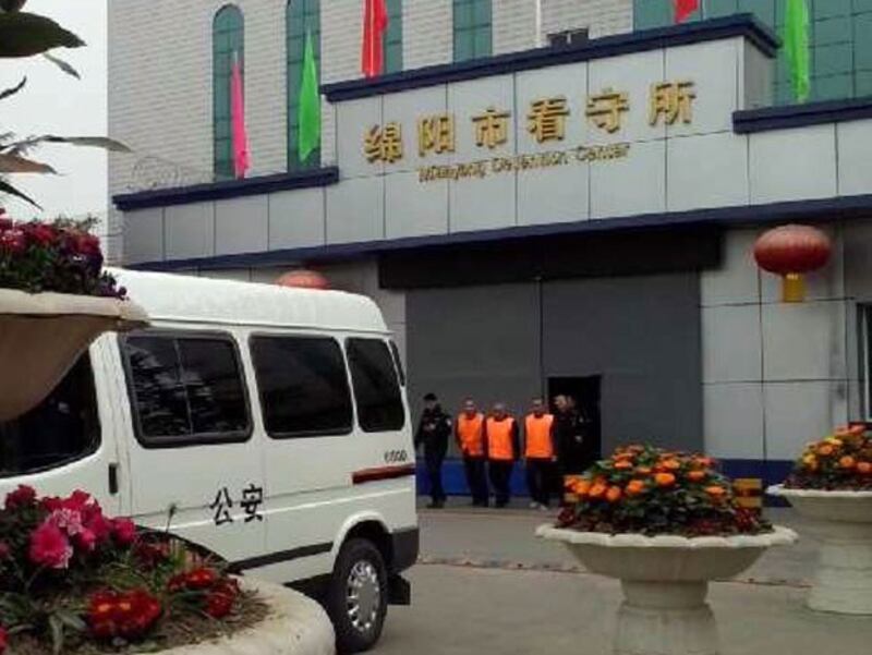 图片：绵阳失地农民代表（右起）罗映胜、陈启寿被带离看守所出庭。（家属提供/首发）