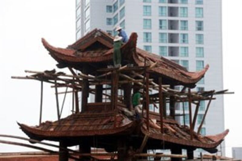 Một trong những công trình tu sửa chuẩn bị cho Đại lễ kỷ niệm 1.000 năm Thăng Long. AFP PHOTO. 