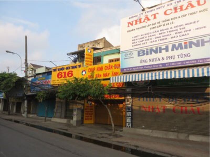 Đường Nguyễn Kiệm, phía sau sân bay Tân Sơn Nhất.