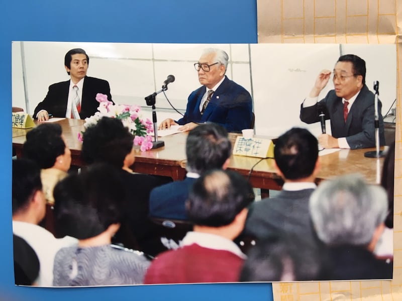 90年代中期,林健煉(左)擔任《自由時報》總編輯時,邀請資深傳媒人陸鏗(中)與台灣前立法委員、《首都早報》創辦人康寧祥(右)主談「新聞自由」講座。(受訪者提供)
