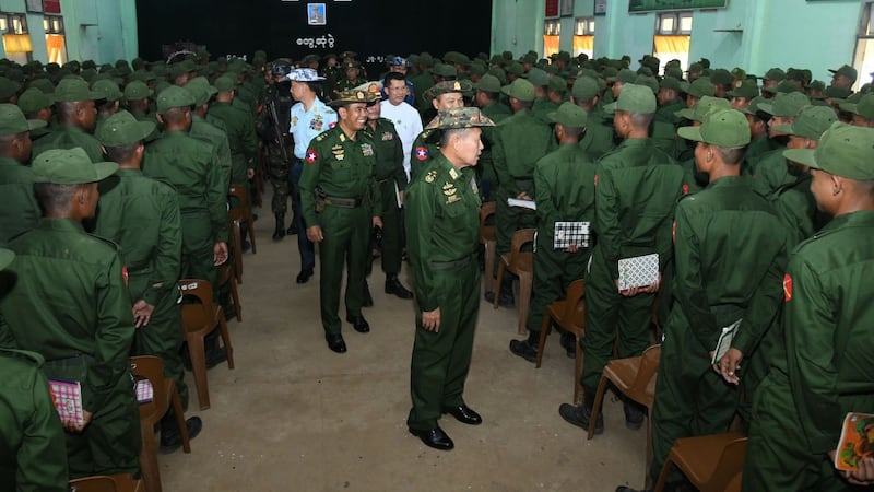 ဧရာဝတီတိုင်း၊ ပုသိမ်မြို့ရှိ ပြည်သူ့စစ်မှုထမ်းများအား စစ်ကောင်စီရဲ့ ဒုတိယဗိုလ်ချုပ်မှူးကြီး စိုးဝင်းမှ ၂၀၂၄ ခုနှစ် ဒီဇင်ဘာ ၂၈ ရက်နေ့တွင် တွေ့ဆုံခဲ့စဥ်။ (Myanmar Military Photo)