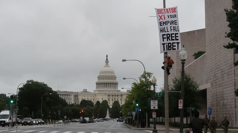 Protesters unfurled a "Free Tibet" banner near the U.S. Capitol building in Washington on Sept. 22, 2026, ahead of Chinese President Xi Jinping's arrival on the 23rd.
