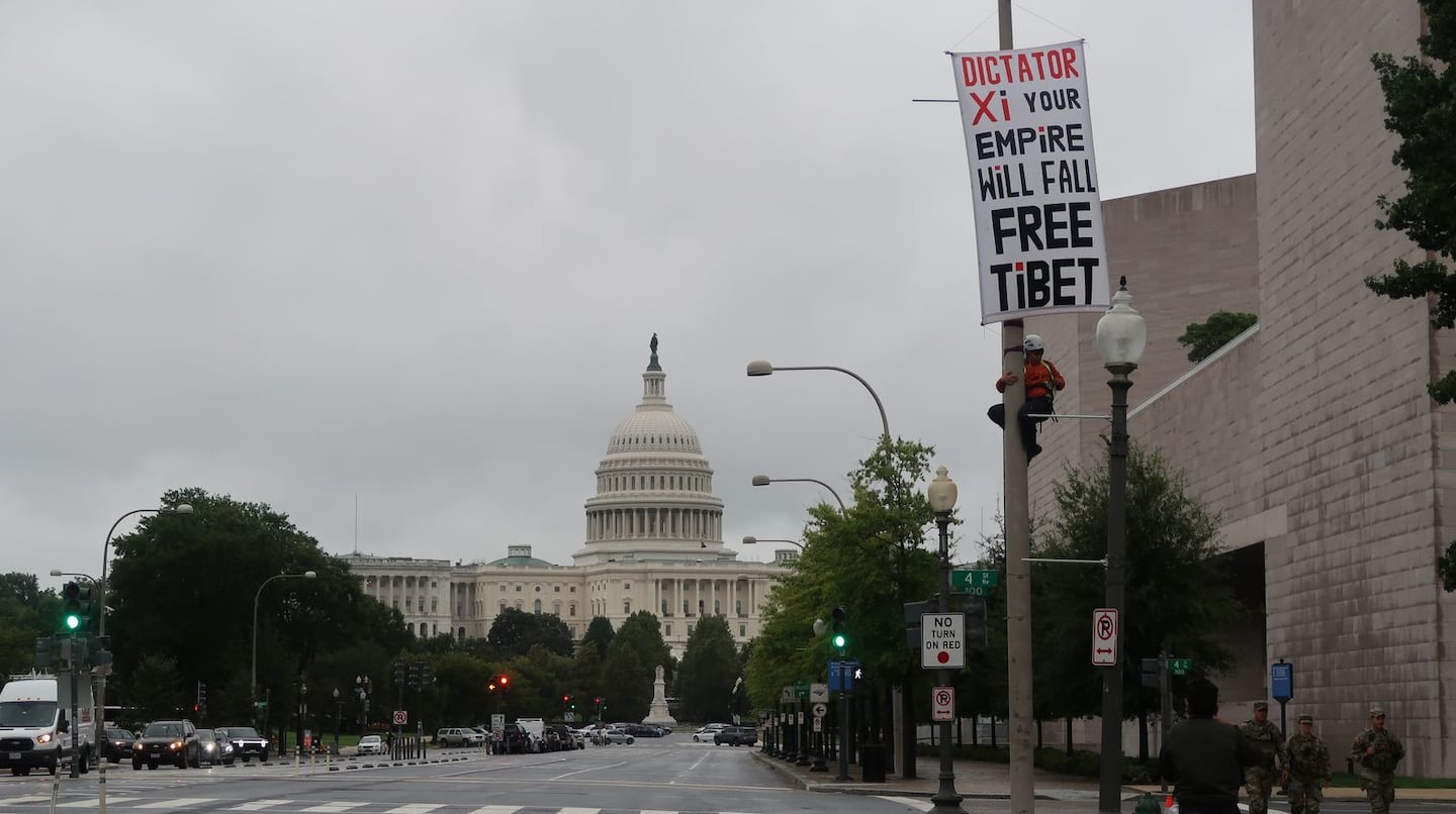 Protesters unfurled a "Free Tibet" banner near the U.S. Capitol building in Washington on Sept. 22, 2026, ahead of Chinese President Xi Jinping's arrival on the 23rd.