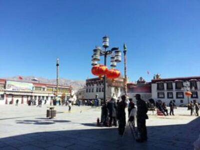 图片： 2013年藏历新年在拉萨大昭寺前戒备的军警。（唯色博客）