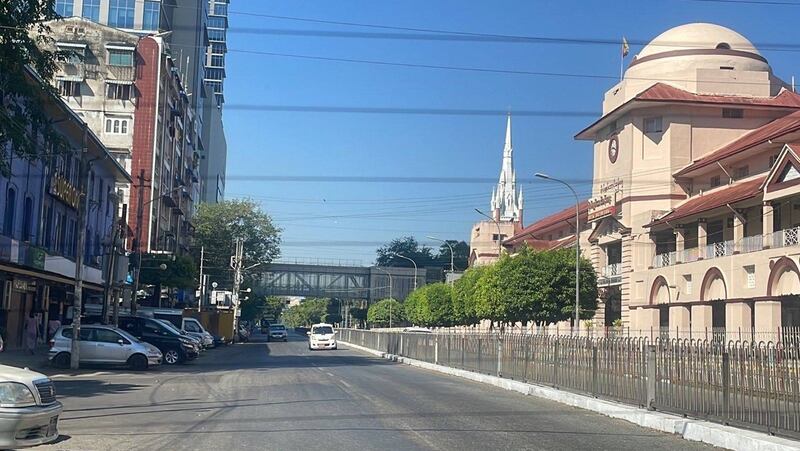 ( ၂၀၂၁ ဒီဇင်ဘာ ၁၀ ရက် နိုင်ငံတကာ လူ့အခွင့်အရေးနေ့ အသံတိတ်သပိတ်မှာ လူသူကင်းမဲ့နေသည့် ရန်ကုန်မြို့ ဗိုလ်ချုပ်အောင်ဆန်းလမ်းကို တွေ့ရစဉ်)
