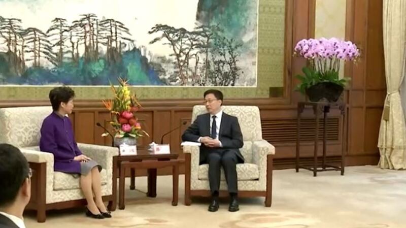 2019年11月6日，在北京，主管港澳事务，兼任中共中央港澳工作协调小组组长的中国国务院副总理韩正接见香港行政长官林郑月娥。（视频截图/路透社）