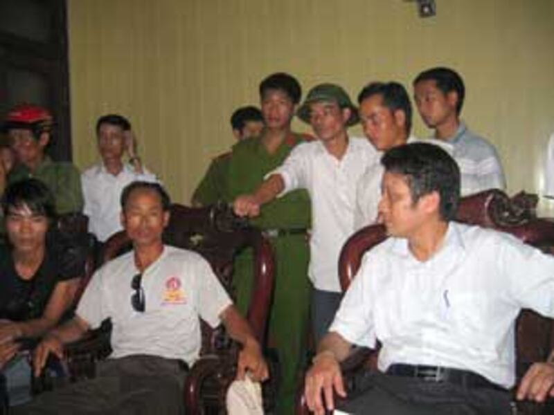 Đại diện người dân xã Quỳnh Hội đã có cuộc trao đổi với Phó chủ tịch UBND Quỳnh Phụ (phải) hôm 21/06/2010. Photo courtesy of bee.vn