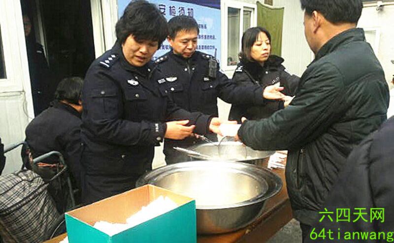 2014年1月31日，部分在凌晨逃出馬家樓的訪民被帶到派出所，中午時有警察向他們分派水餃。（自六四天網）