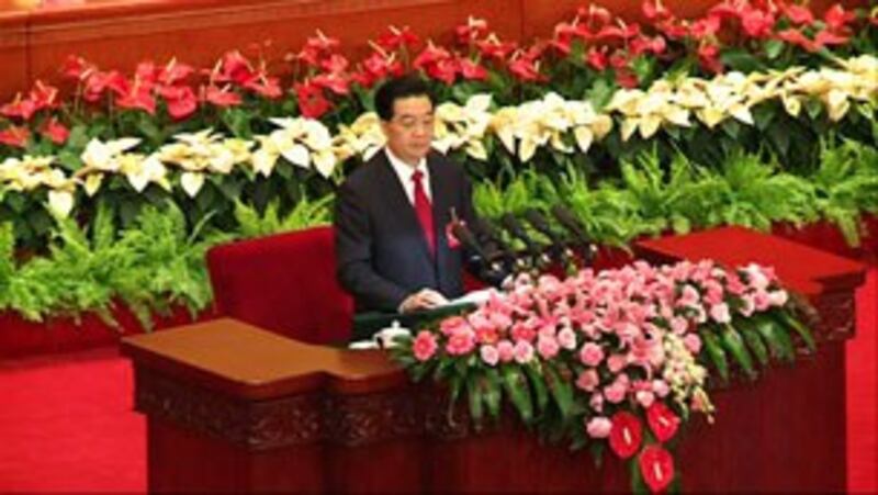  图片：中共十八大星期四在北京开幕。胡锦涛在工作报告中强调，中共不会走“改旗易帜的邪路”，并指政治改革必需在中共领导下进行，还称打击腐败绝不手软。（法新社）