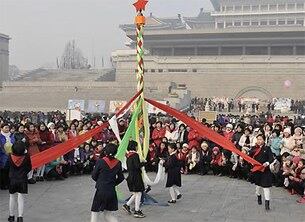 설연휴기간에 평양시내에서 아이들이 민속놀이를 하고 있다.
