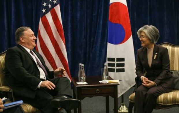 강경화 외교부 장관과 마이크 폼페이오 미 국무장관이 지난 2월 14일(현지시간) 폴란드 바르샤바에서 만나 2차 북미 정상회담의 성공적 개최 방안 등에 대해 논의하고 있다.