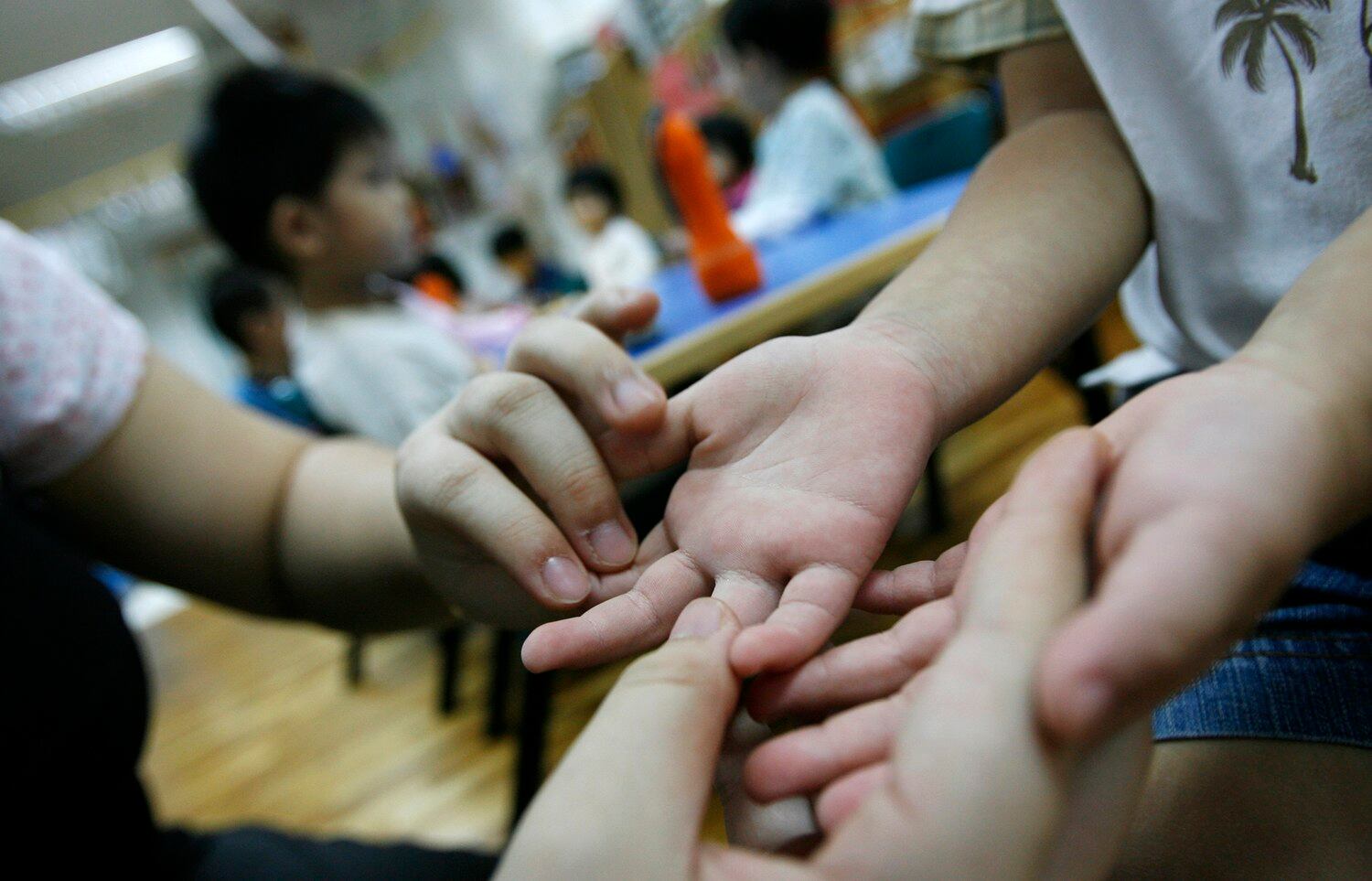 사진은 어린이들의 수족구병 감염 여부를 체크하는 모습.