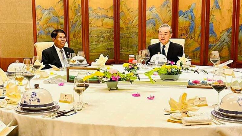စစ်ကောင်စီ၏ နိုင်ငံခြားရေး ဝန်ကြီး ဦးသန်းဆွေနှင့် တရုတ် နိုင်ငံခြားရေးဝန်ကြီး ဝမ်ယိတို့အား ပေကျင်းမြို့တွင် ၂၀၂၃ ခုနှစ်၊ ဒီဇင်ဘာလ ၇ ရက်နေ့က တွေ့ရစဉ်။ (Photo: Ministry of Foreign Affairs Myanmar)
