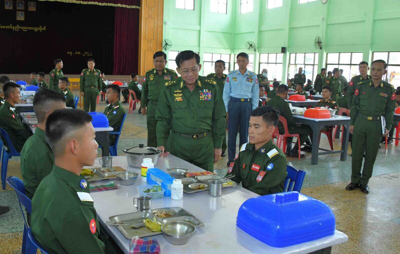 ၂ဝ၂၂ ခုနှစ် အောက်တိုဘာလ ၁၆ ရက်နေ့က ပြင်ဦးလွင်မြို့ တပ်မတော်နည်းပညာတက္ကသိုလ် ဗိုလ်လောင်းသင်တန်း အမှတ်စဉ် (၂၅) စစ်လက်ရုံးရွေးချယ်ပွဲကို တက်ရောက်လာသည့် ဗိုလ်ချုပ်မှူးကြီး မင်းအောင်လှိုင်။ (Photo: Myanmar Military)