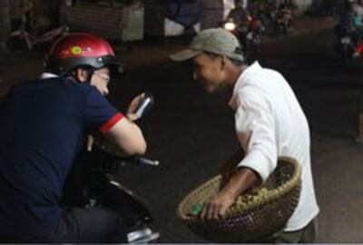 Bán đậu phộng luộc trên đường phố Sài Gòn. RFA PHOTO.