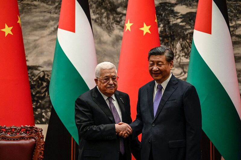 خىتاي پرېزىدېنتى شى جىنپىڭ خەلق سارىيىدىكى كۈتۈۋېلىش مۇراسىمىدا پەلەستىن پرېزىدېنتى مەھمۇد ئابباس بىلەن قول ئېلىشىپ كۆرۈشتى. 2023-يىلى 14-ئىيۇن، بېيجىڭ.