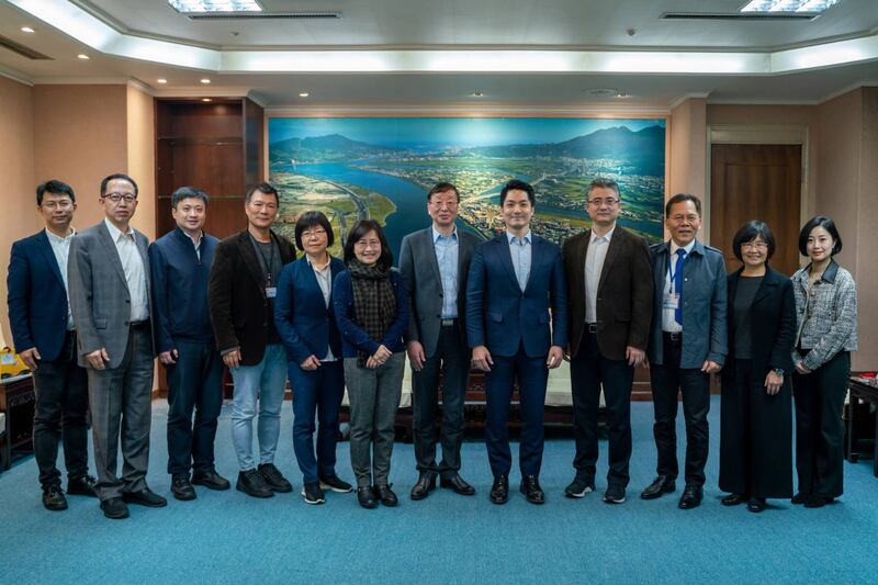 台北市长蒋万安（右五）20日会见上海市台办副主任李骁东（右四）率团。（台北市政府提供）