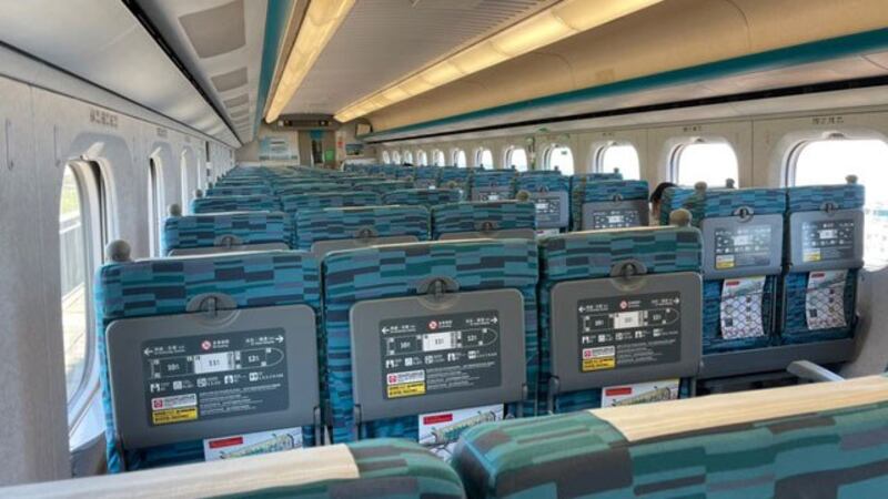 台湾疫情烧向10个县市,全台都进入三级警戒,高铁站几乎不见旅客。(读者提供)