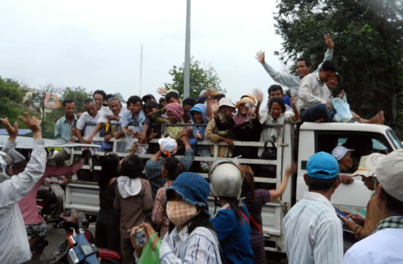ក្រុមបាតុករបក្សសង្គ្រោះជាតិ ចាកចេញពីទីលានប្រជាធិបតេយ្យទៅលំនៅឋានវិញ កាលពីល្ងាចថ្ងៃទី១៧ កញ្ញា ឆ្នាំ២០១៣។