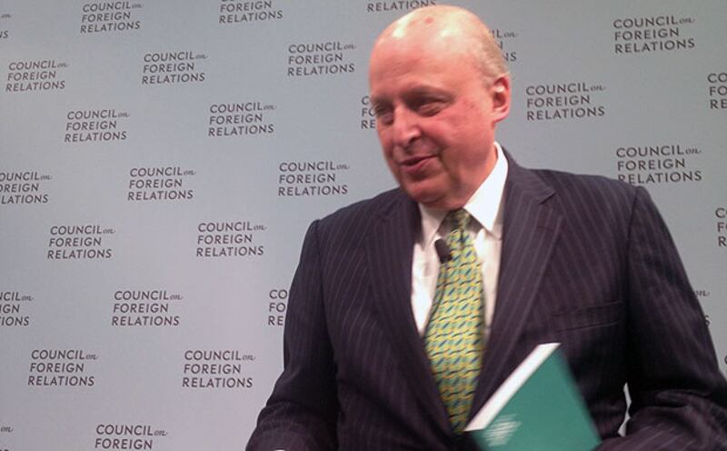 美國前國家情報局局長內格羅蓬特，週一（6月10日）在華府外交關係委員會回答本台記者的提問。 （粵語部何山攝）