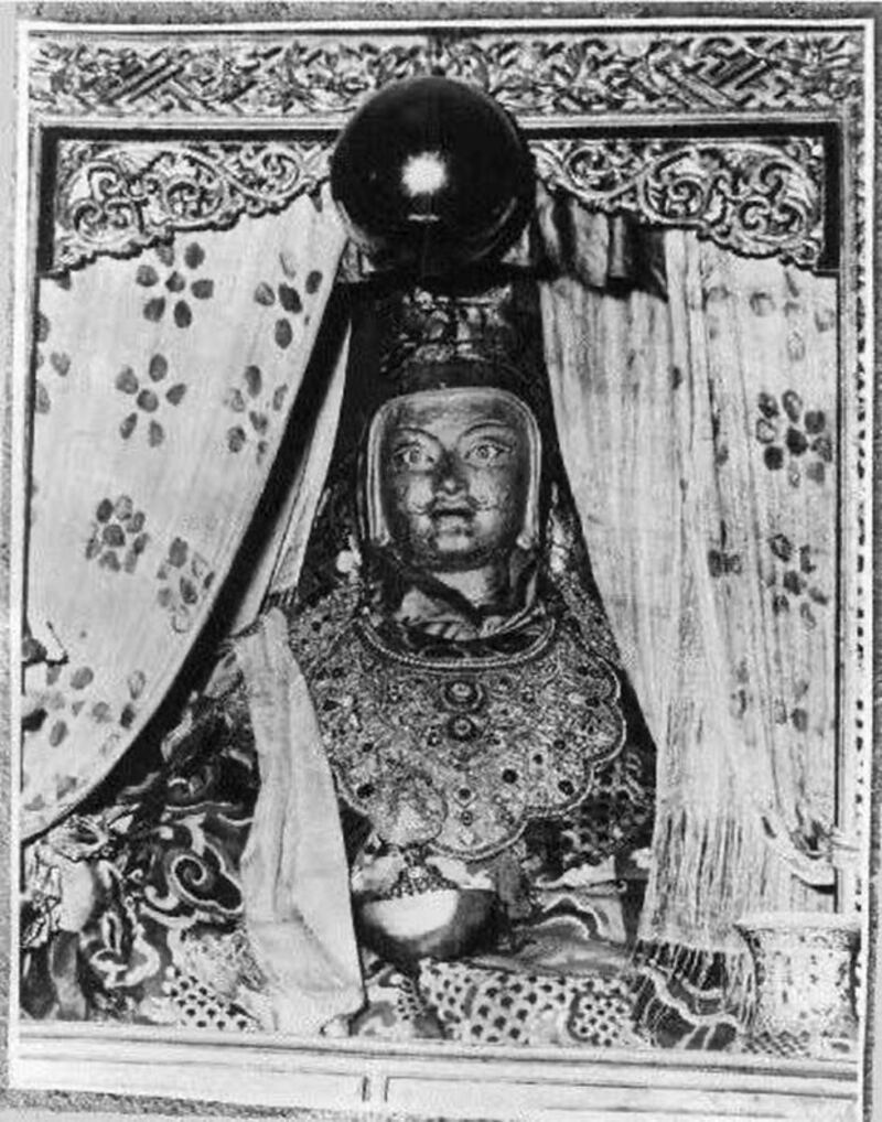 造于公元八世纪的莲花生大士圣像，供奉于桑耶寺，毁于文革。索甲仁波切在《西藏生死书》里记录了这尊莲师圣像，据说莲师言：“如我一般，后世见者皆解脱。”（图片转自网络）