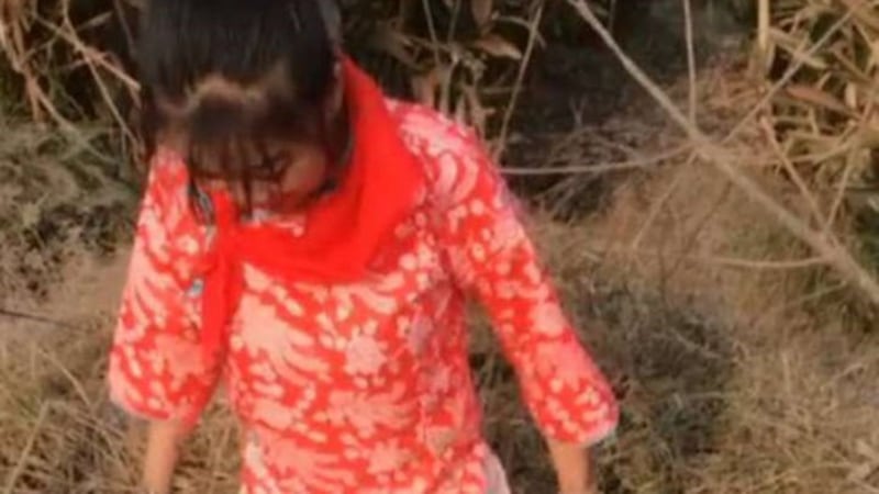 四川省仁寿县一女子戴红领巾捕鱼视频热传,当事人遭刑事拘留。(视频截图)