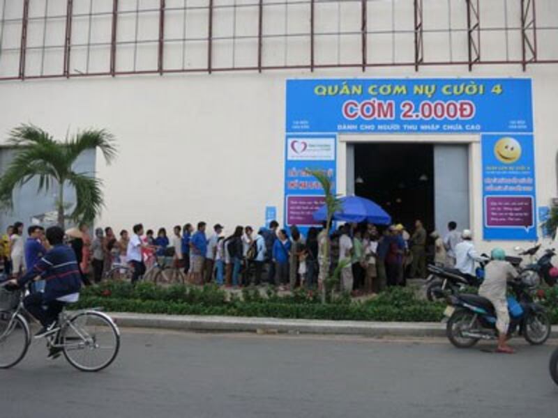 Quán cơm xã hội Nụ Cười 4 - 132 Bến Vân Đồn, Q.4, TP.HCM.