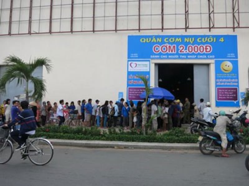 Quán cơm xã hội Nụ Cười 4 - 132 Bến Vân Đồn, Q.4, TP.HCM.