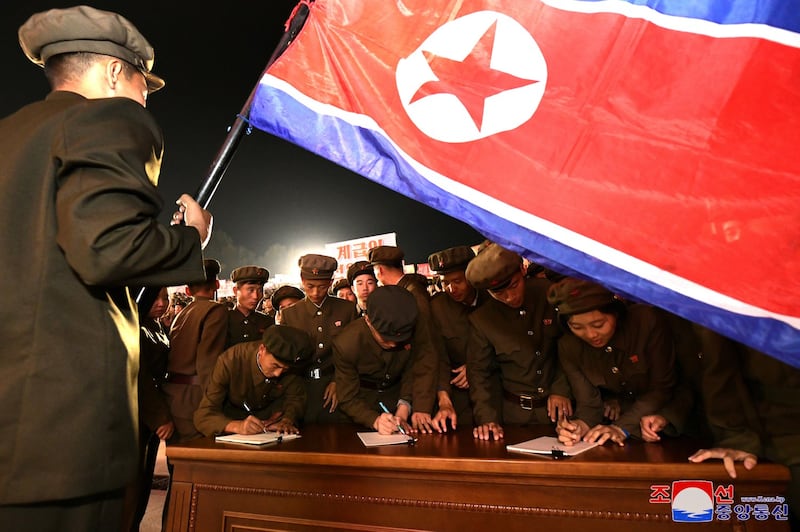 최근 북한이 남한 무인기가 평양 상공에서 대북 전단을 살포했다고 주장하고 남북 연결도로 일부 구간을 폭파하며 긴장감을 높이는 가운데 북한 전역에서 지난 14일과 15일 이틀동안 140만여명에 달하는 청년들과 학생들이 인민군대 입대,복대를 탄원하고 있다.