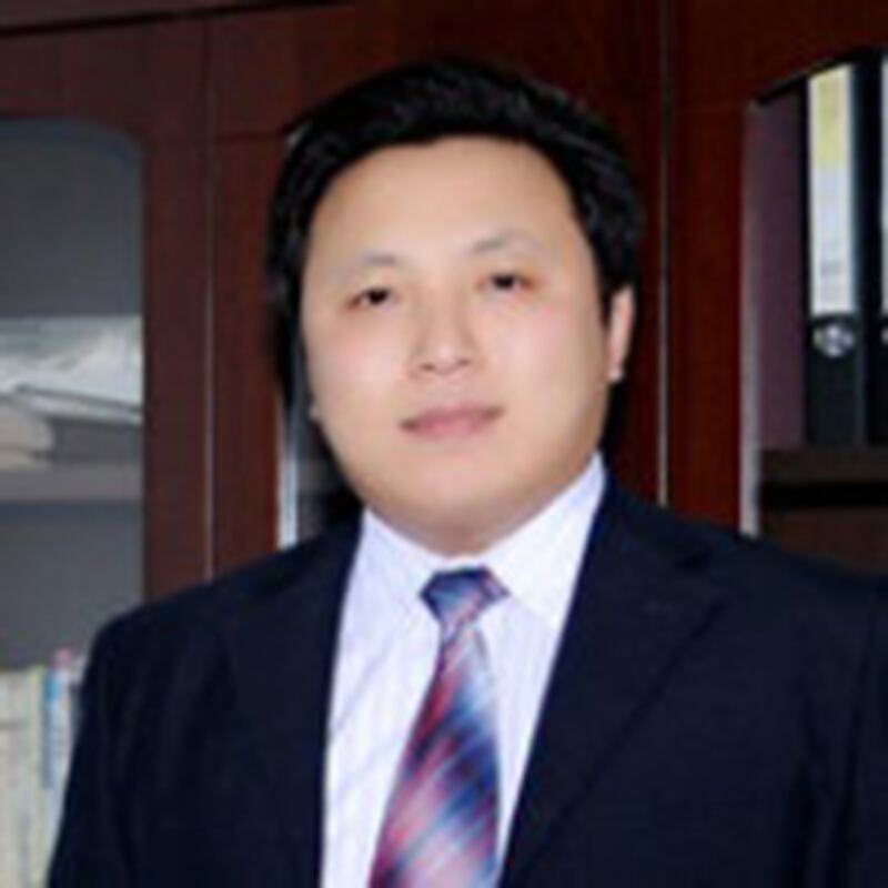 2015年4月20日，陳建剛為法輪功學員審訊案件出庭辯護時，因要求法庭解除其當事人的腳鐐，而被法官驅逐出庭。(相片由陳建剛提供)
