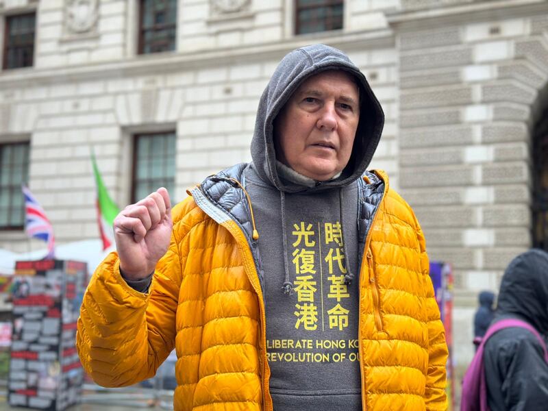遊行人士Tommy是在香港居住了30年的英國人，他視自己為「香港人」。（董舒悅攝）