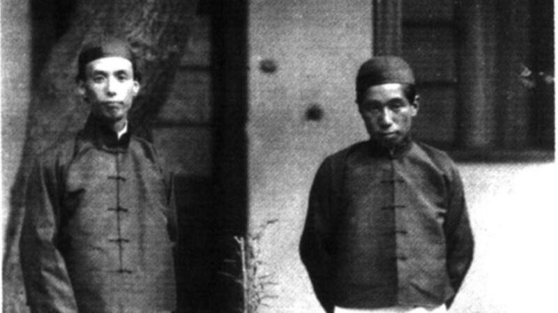 芥川龙之介（左）在中国，右为竹内逸。（Public Domain）