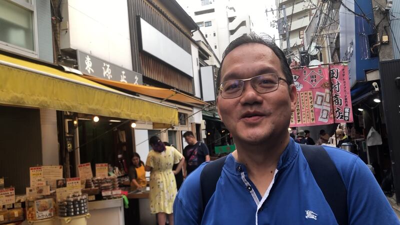 馬來西亞華僑陳先生坦言,縱使擔心日本海產的安全,但來築地還是食了少量海鮮。(張仕仁攝)