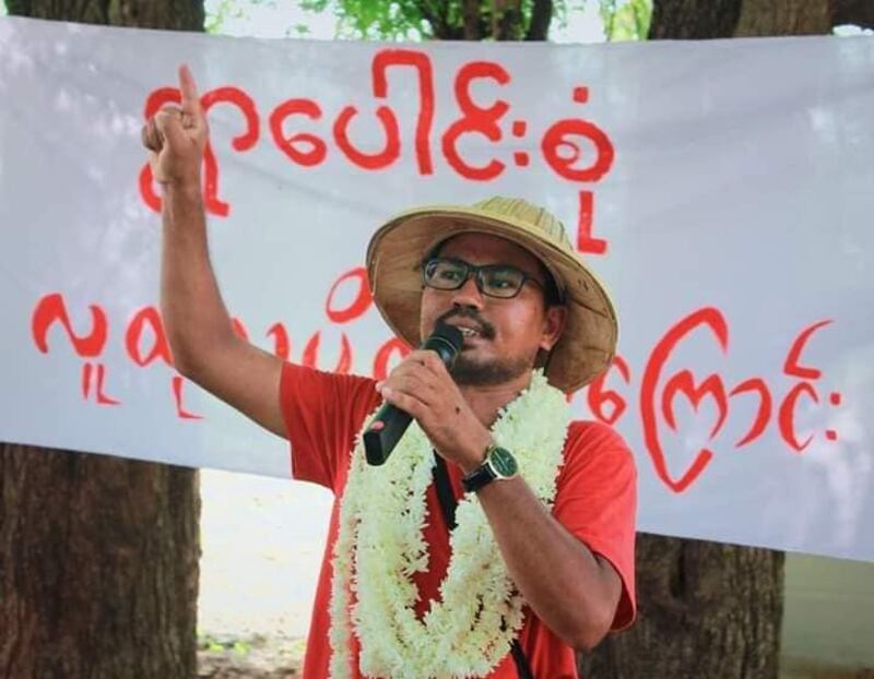 စစ်အာဏာရှင် ဆန့်ကျင့်တော်လှန်ရေး ဆန္ဒပြသပိတ်လှုပ်ရှားမှုတစ်ခုတွင် တွေ့ရသည့် ကဗျာဆရာ ကိုလွမ်းသူ။ (Photo: Lwan Thu / Facebook