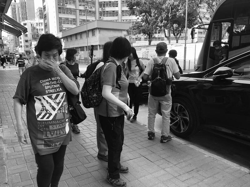 一位女士看到有乘客從內地直通車站下車，隨即捂著鼻快速離去。（文海欣 攝）