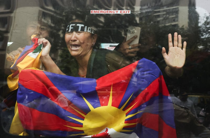 བྷན་དྷ་ར་ནོར་རྒྱས་གླིང་དང་མོན་གྷོ་འདོད་རྒུ་གླིང་ས་གནས་གཞོན་ནུས་ངོ་རྒོལ་གནང་སྐབས་ལས་འགུལ་བ་དོ་དམ་བྱས་པ། ༢༠༢༦།༨།༣